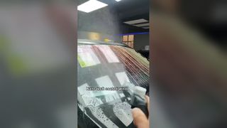 Folia samochodowa zmienia kolor pod wpływem wody+